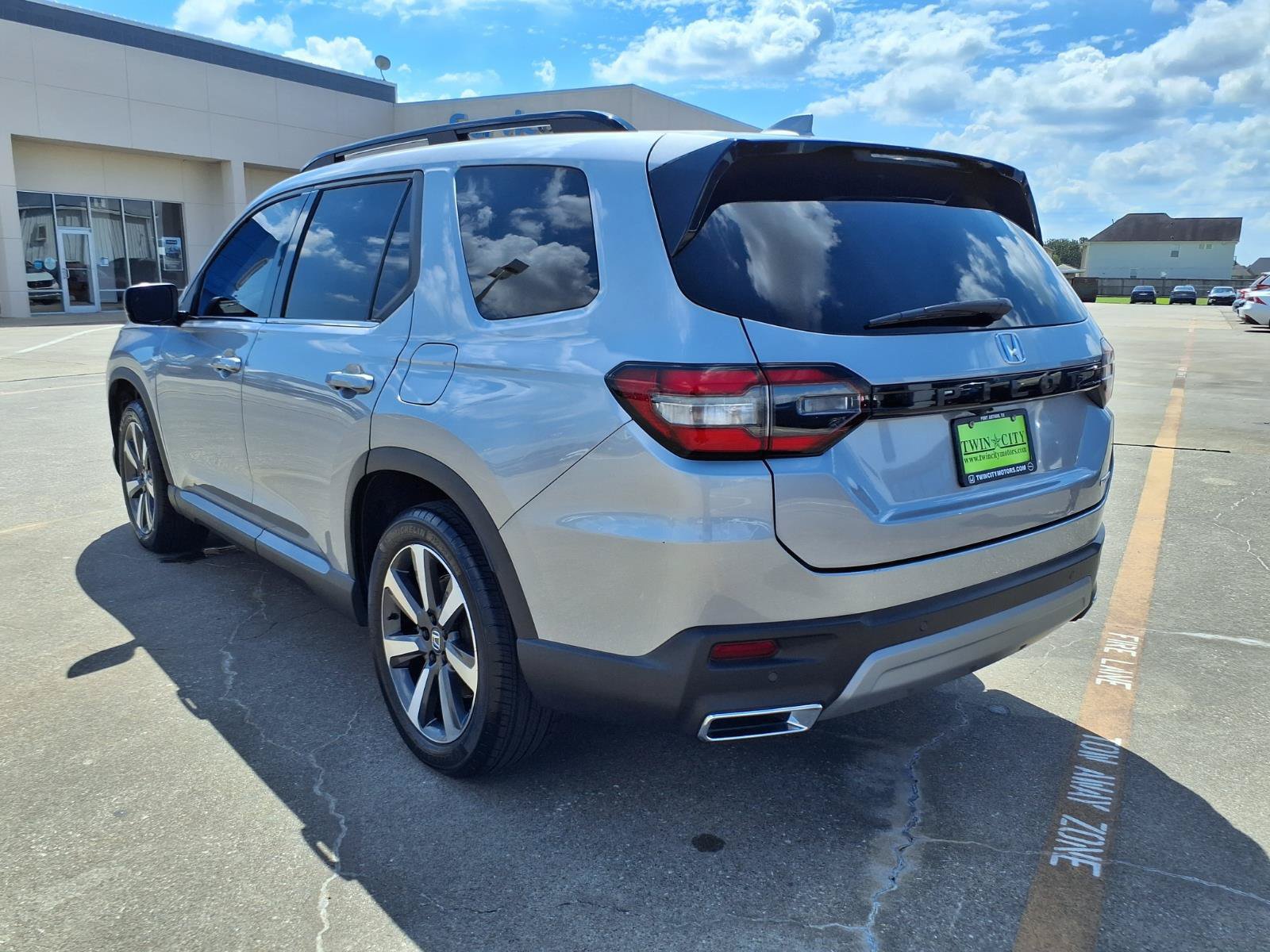 Used 2023 Honda Pilot Touring image 2