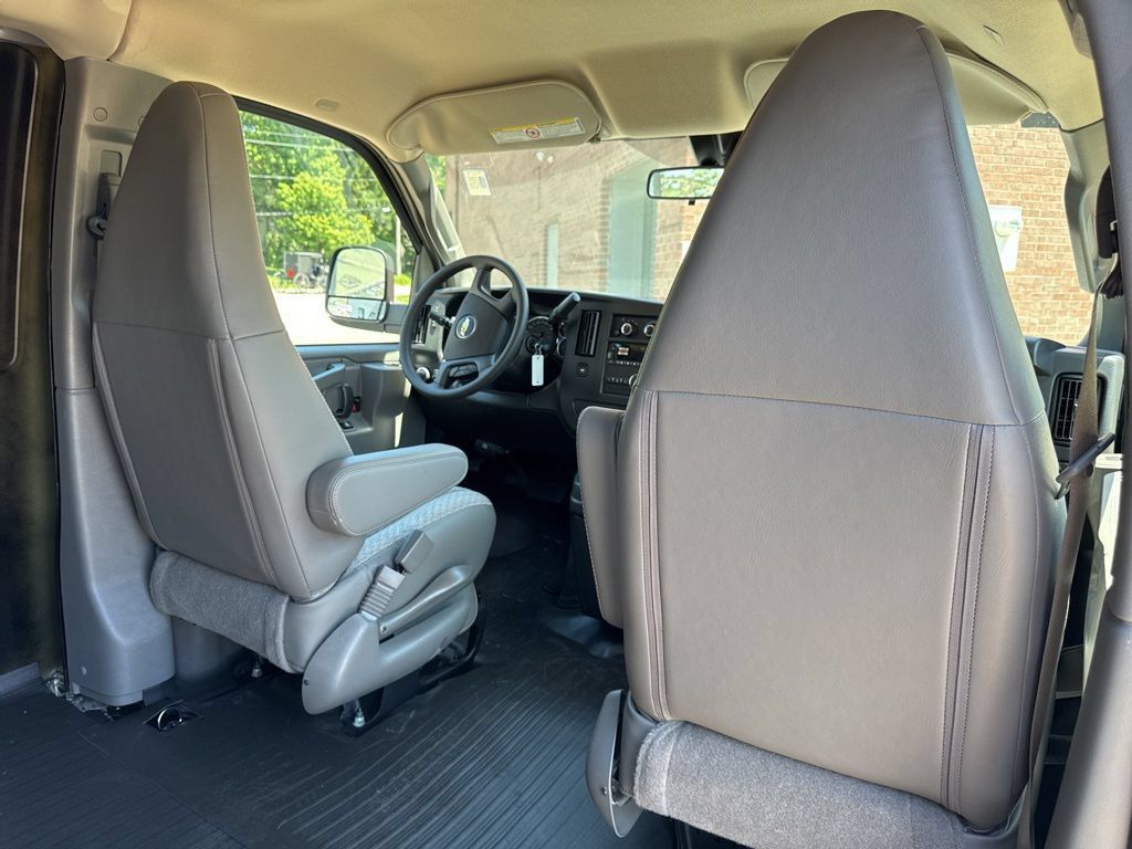 New 2026 Chevrolet Express 2500 Extended w/ Communications Package RWD image 12