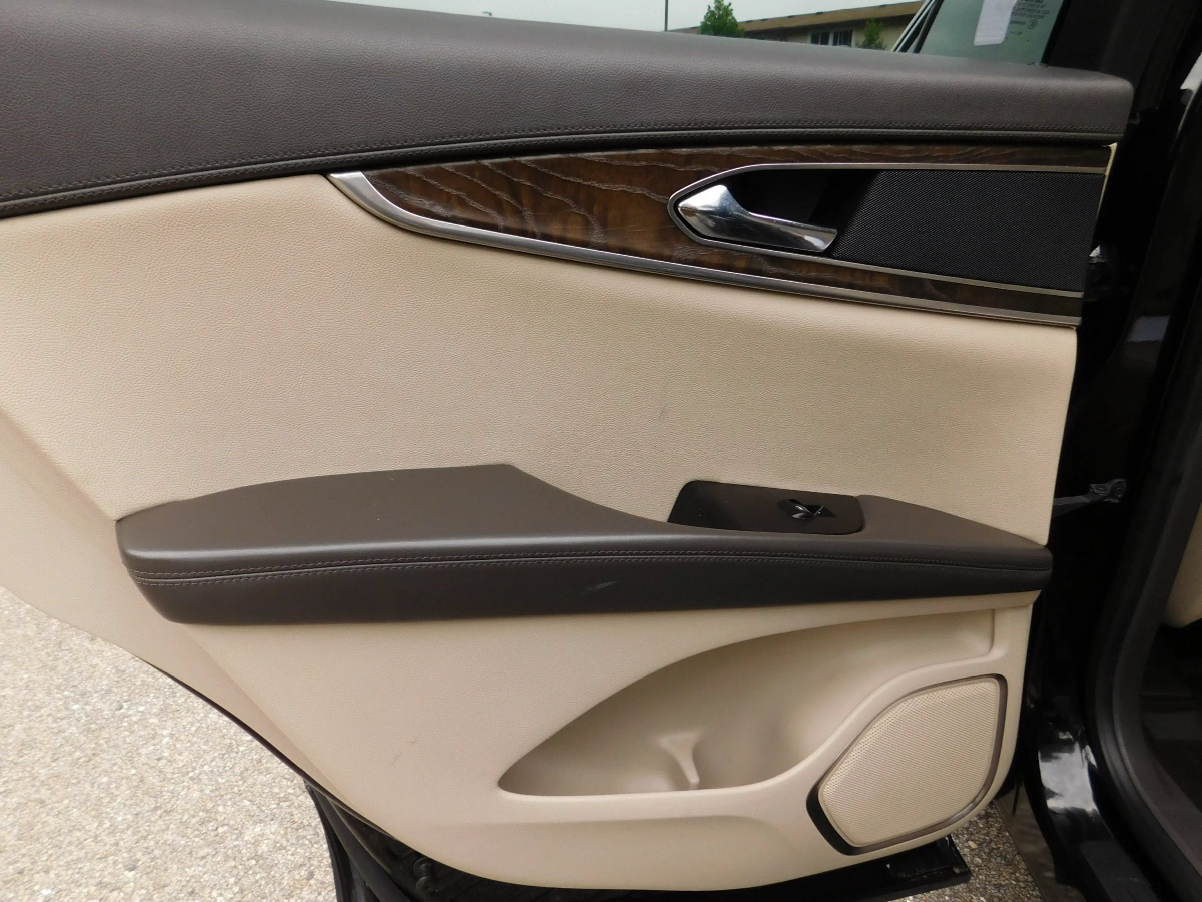 Used 2017 Lincoln MKX Reserve w/ Lincoln MKX Climate Package FWD image 9