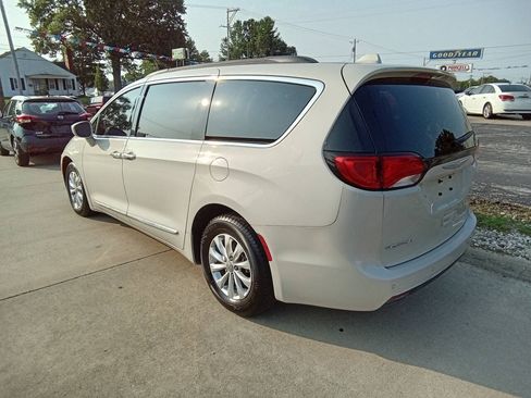 Used 2017 Chrysler Pacifica Touring-L FWD image 10