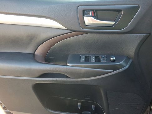 Used 2019 Toyota Highlander XLE image 11