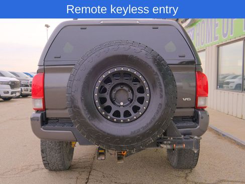 Used 2017 Toyota Tacoma TRD Off-Road image 6