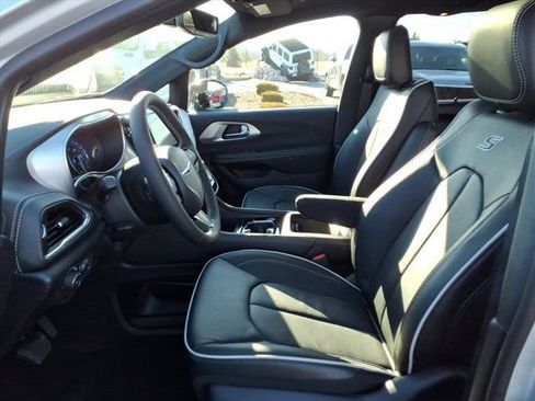 New 2026 Chrysler Pacifica Limited w/ S Appearance Package FWD image 14