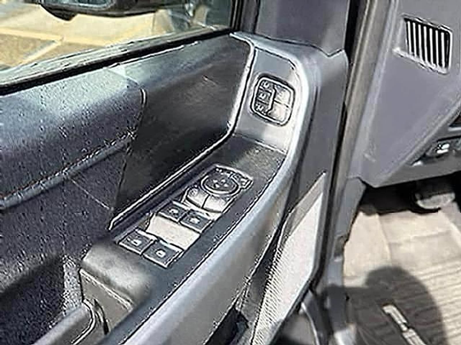 Used 2025 Ford F150 Lariat w/ Equipment Group 502A High AWD/4WD image 10
