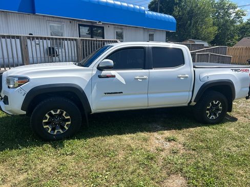 Used 2017 Toyota Tacoma TRD Off-Road AWD/4WD image 4