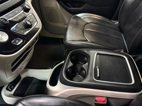 Certified 2023 Chrysler Pacifica Touring-L FWD image 22