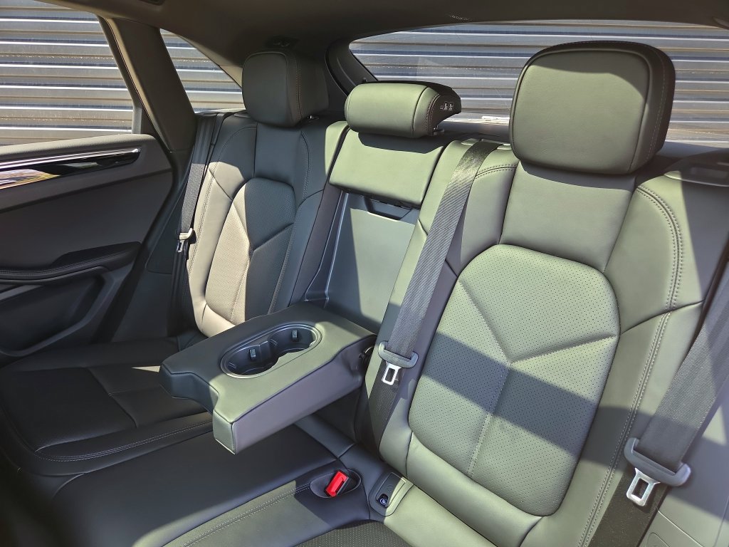Certified 2026 Porsche Macan AWD/4WD image 2