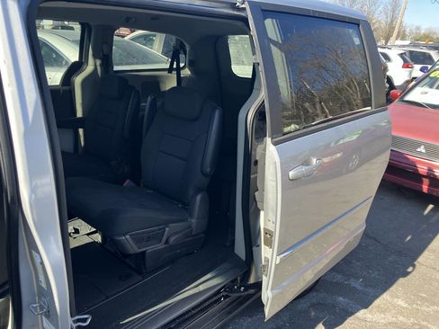 Used 2010 Dodge Grand Caravan SE image 17