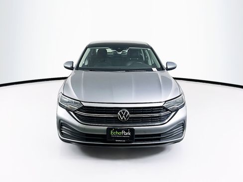 Used 2024 Volkswagen Jetta SE image 2