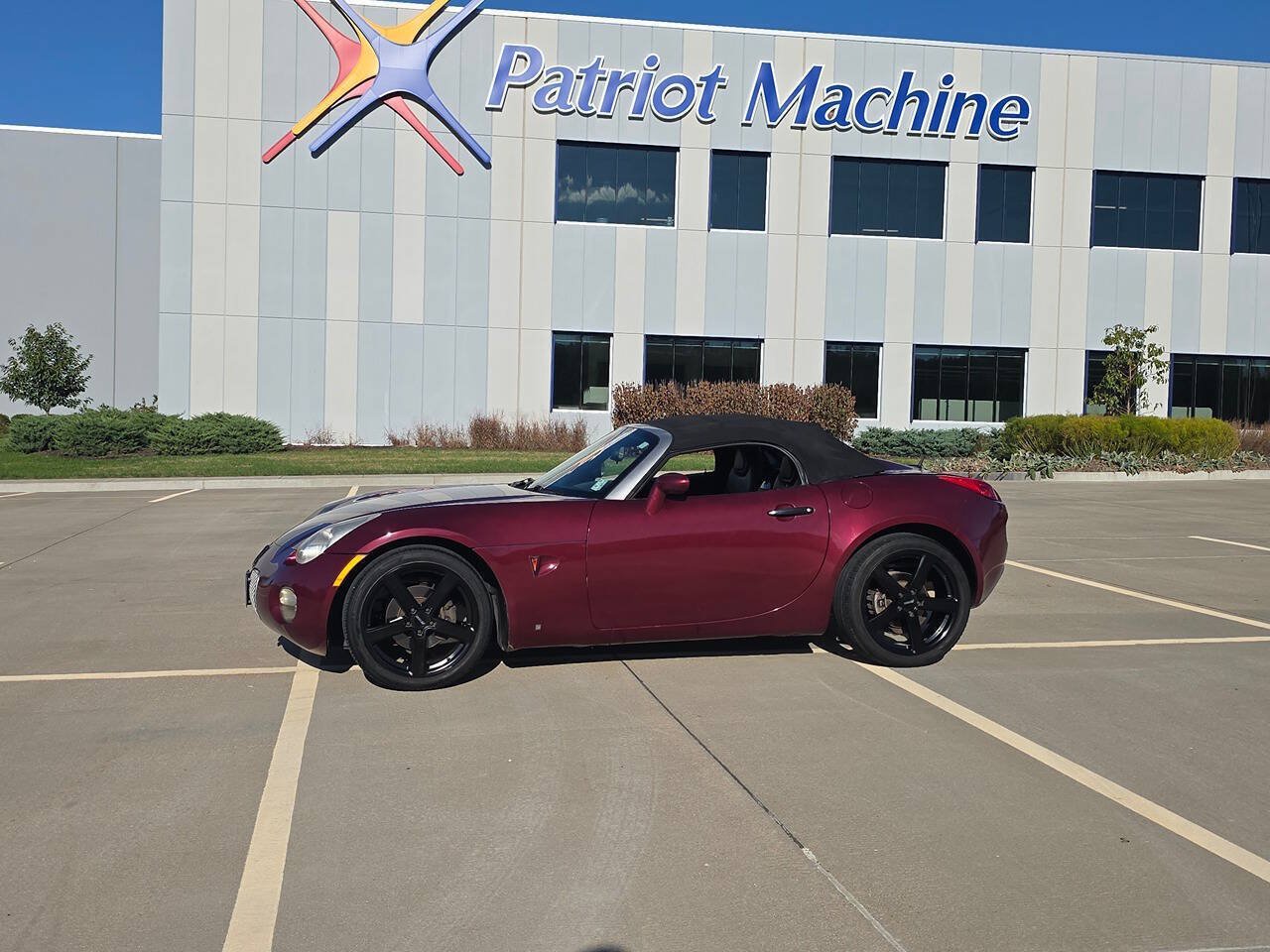 Used 2009 Pontiac Solstice Convertible w/ Premium Package RWD image 2
