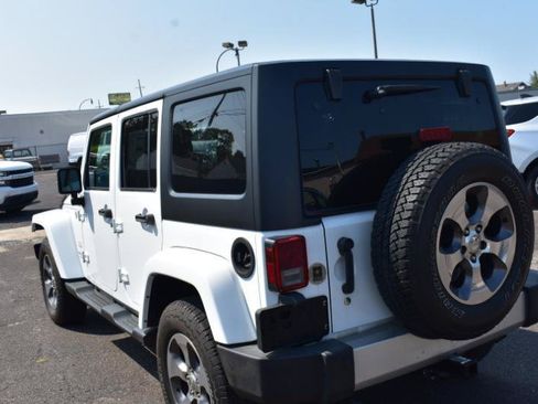 Used 2018 Jeep Wrangler Unlimited Sahara w/ Connectivity Group AWD/4WD image 4