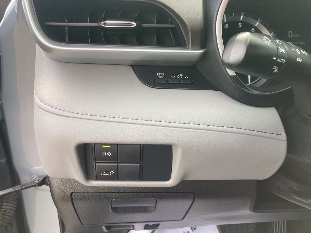 Used 2020 Toyota Highlander XLE AWD/4WD image 21