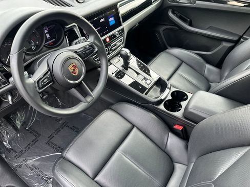 Certified 2025 Porsche Macan AWD/4WD image 4