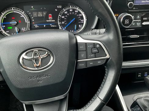 Used 2022 Toyota Highlander XLE AWD/4WD image 19