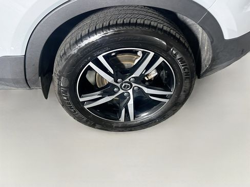 Used 2025 Volvo XC40 B5 Core image 11