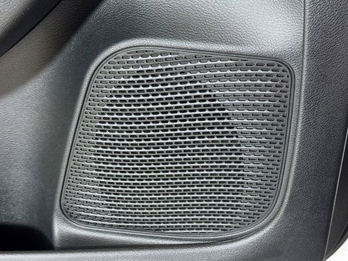 Used 2025 Chrysler Pacifica Select image 16