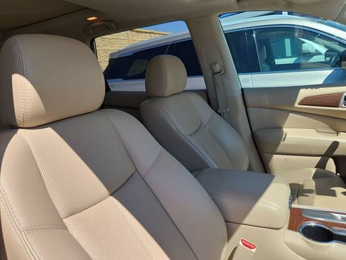 Used 2018 Nissan Pathfinder Platinum FWD image 24