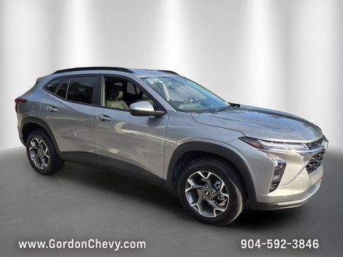 Certified 2025 Chevrolet Trax LT w/ LT Convenience Package FWD image 8