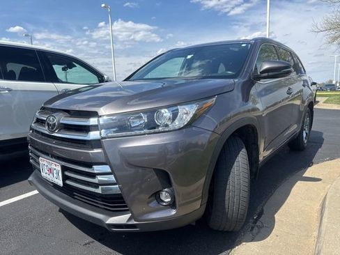 Used 2019 Toyota Highlander Limited Platinum image 2