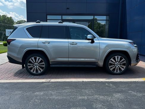 Used 2022 Lexus LX 600 4WD w/ Accessory Package (Z1) image 6