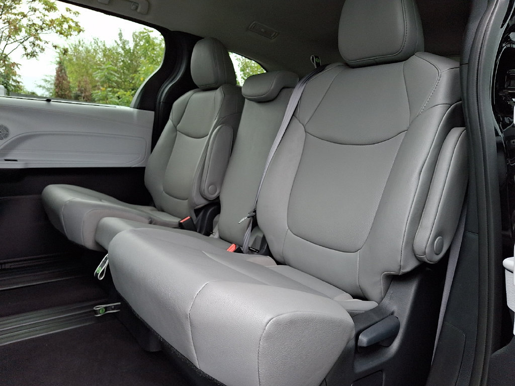 Certified 2025 Toyota Sienna XLE FWD image 10