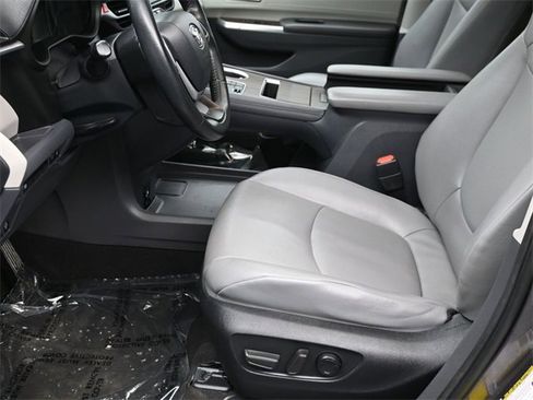 Used 2022 Toyota Sienna XLE image 13