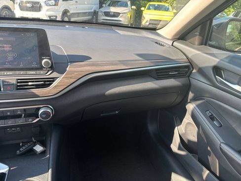 Used 2025 Nissan Altima 2.5 SV FWD image 35