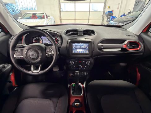 Used 2019 Jeep Renegade Trailhawk image 2
