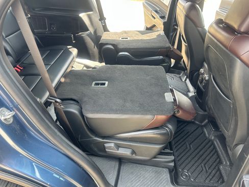 Used 2020 Ford Explorer Platinum w/ Premium Technology Package AWD/4WD image 36
