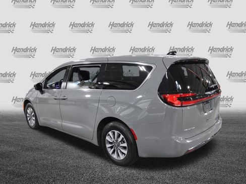 Used 2025 Chrysler Pacifica Select image 7