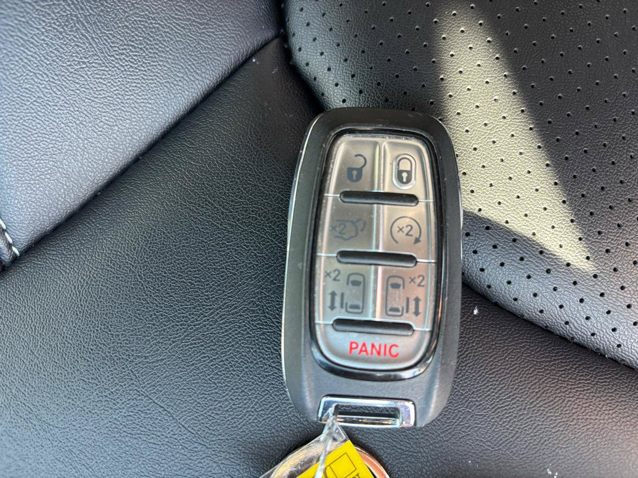 Used 2025 Chrysler Pacifica Select FWD image 37