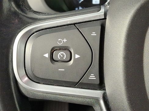 Used 2018 Volvo XC60 T5 Momentum w/ Vision Package image 22