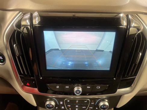 Used 2018 Chevrolet Traverse LT FWD image 12