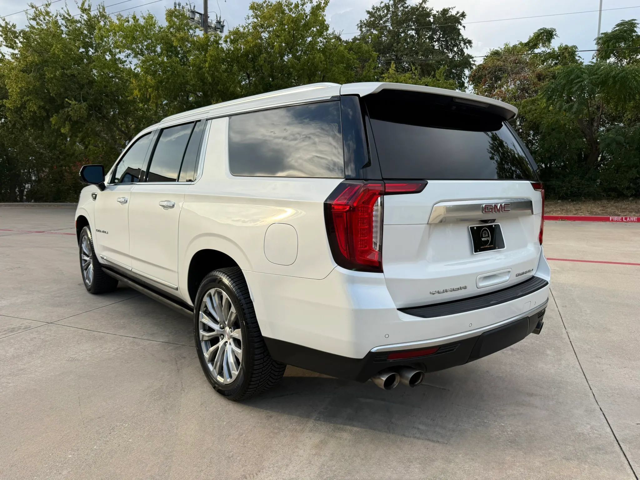 Used 2021 GMC Yukon XL Denali w/ Denali Premium Package AWD/4WD image 4