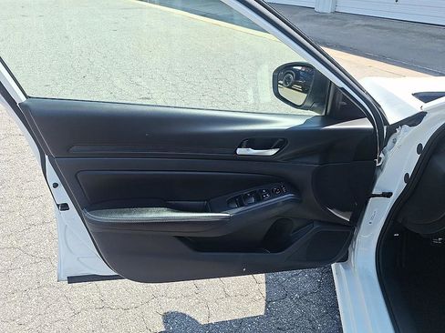 Certified 2025 Nissan Altima 2.5 SV FWD image 9
