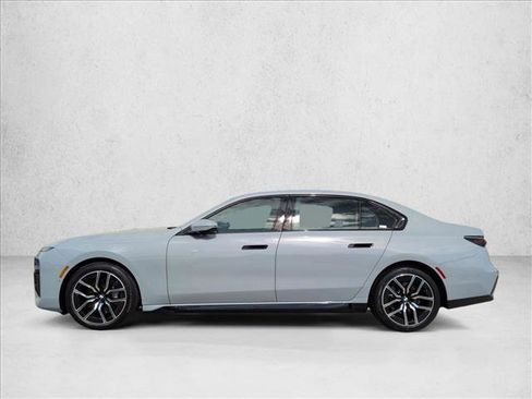 Used 2025 BMW 740i xDrive AWD/4WD image 9