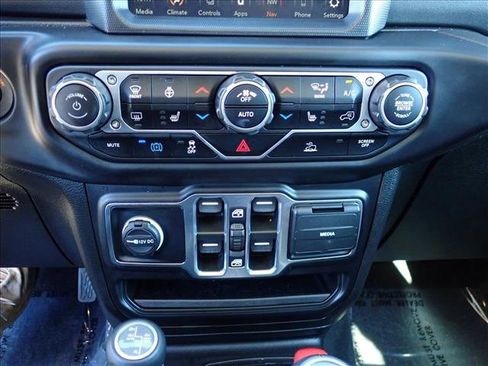 Used 2022 Jeep Wrangler Unlimited Sahara w/ Cold Weather Group AWD/4WD image 17