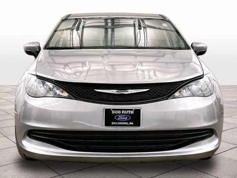 Used 2020 Chrysler Voyager L image 3