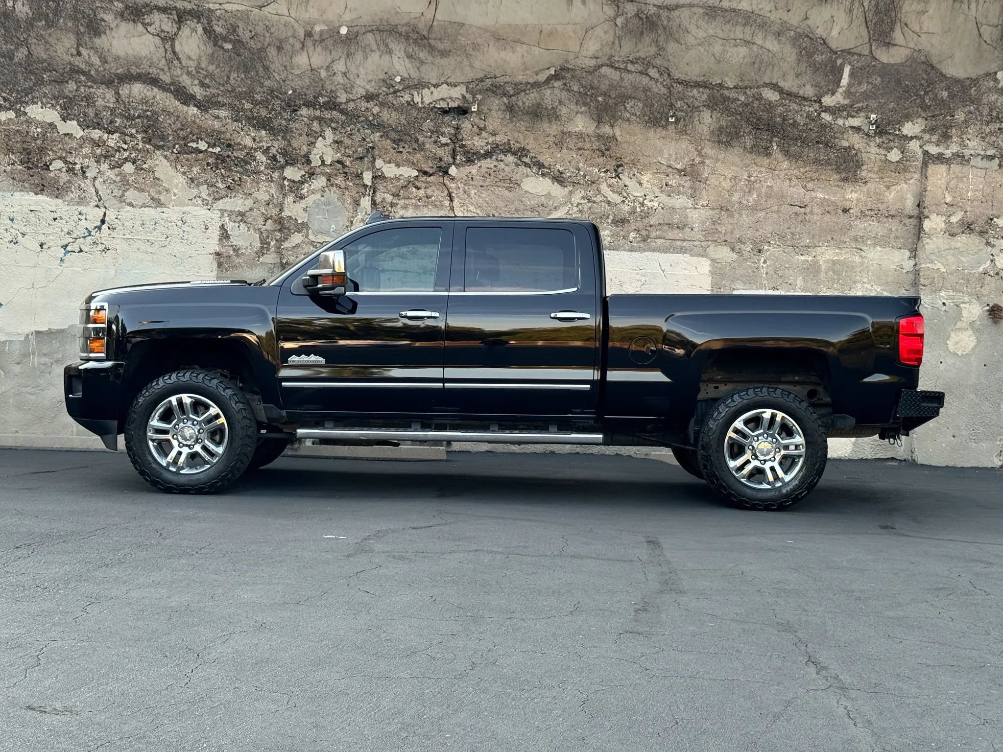Used 2015 Chevrolet Silverado 2500 High Country w/ Duramax Plus Package AWD/4WD image 7