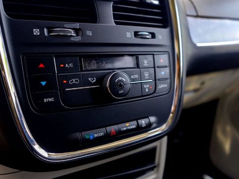 Used 2015 Chrysler Town & Country Touring FWD image 17