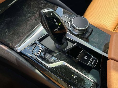 Used 2021 BMW 530i xDrive w/ Premium Package image 11