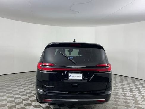 Used 2024 Chrysler Pacifica Touring-L FWD image 6