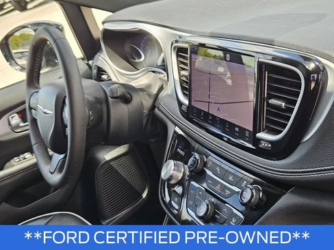 Used 2025 Chrysler Pacifica Limited FWD image 12