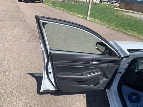 Used 2025 Nissan Altima 2.5 SV image 10