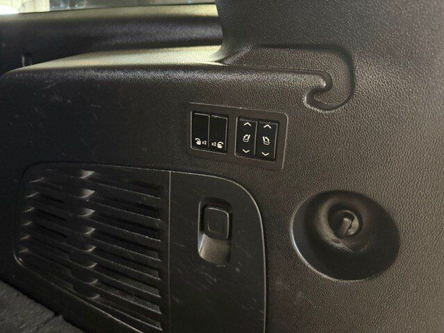 Used 2018 Chevrolet Suburban Premier AWD/4WD image 32