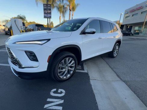 Used 2025 Buick Enclave Preferred image 4