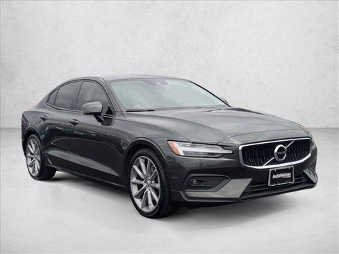 Used 2021 Volvo S60 T5 Momentum FWD image 3