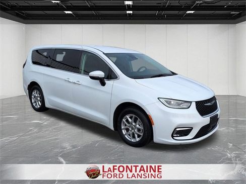 Used 2023 Chrysler Pacifica Touring-L image 7