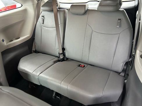 Certified 2024 Toyota Sienna XLE FWD image 19