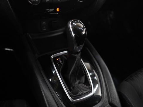 Used 2017 Nissan Rogue SV AWD/4WD image 22